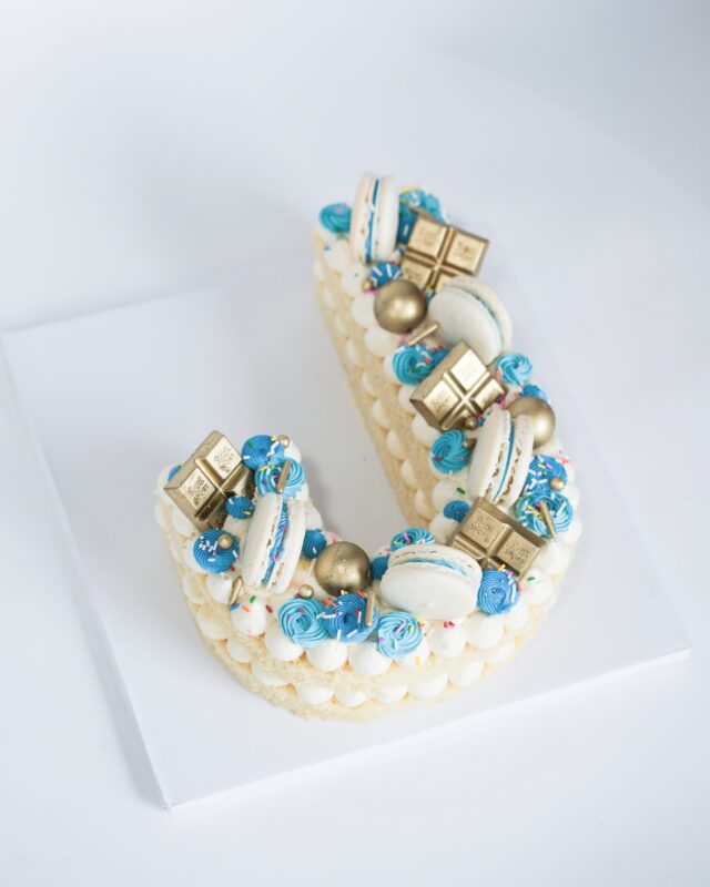 https://www.velvetlanecakes.com/wp-content/uploads/2022/08/863FA1F3-38D7-48E7-9CD5-666B97C42C9E-scaled.jpeg