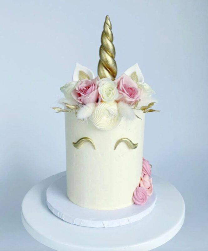https://www.velvetlanecakes.com/wp-content/uploads/2022/08/IMG_2667.jpeg